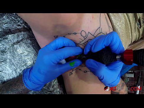❤️ Sully Savage, une chaudasse extrêmement tatouée, s'est fait tatouer le clitoris. ❤️ Porno at porn fr.battlepass-bonuse.ru ❤